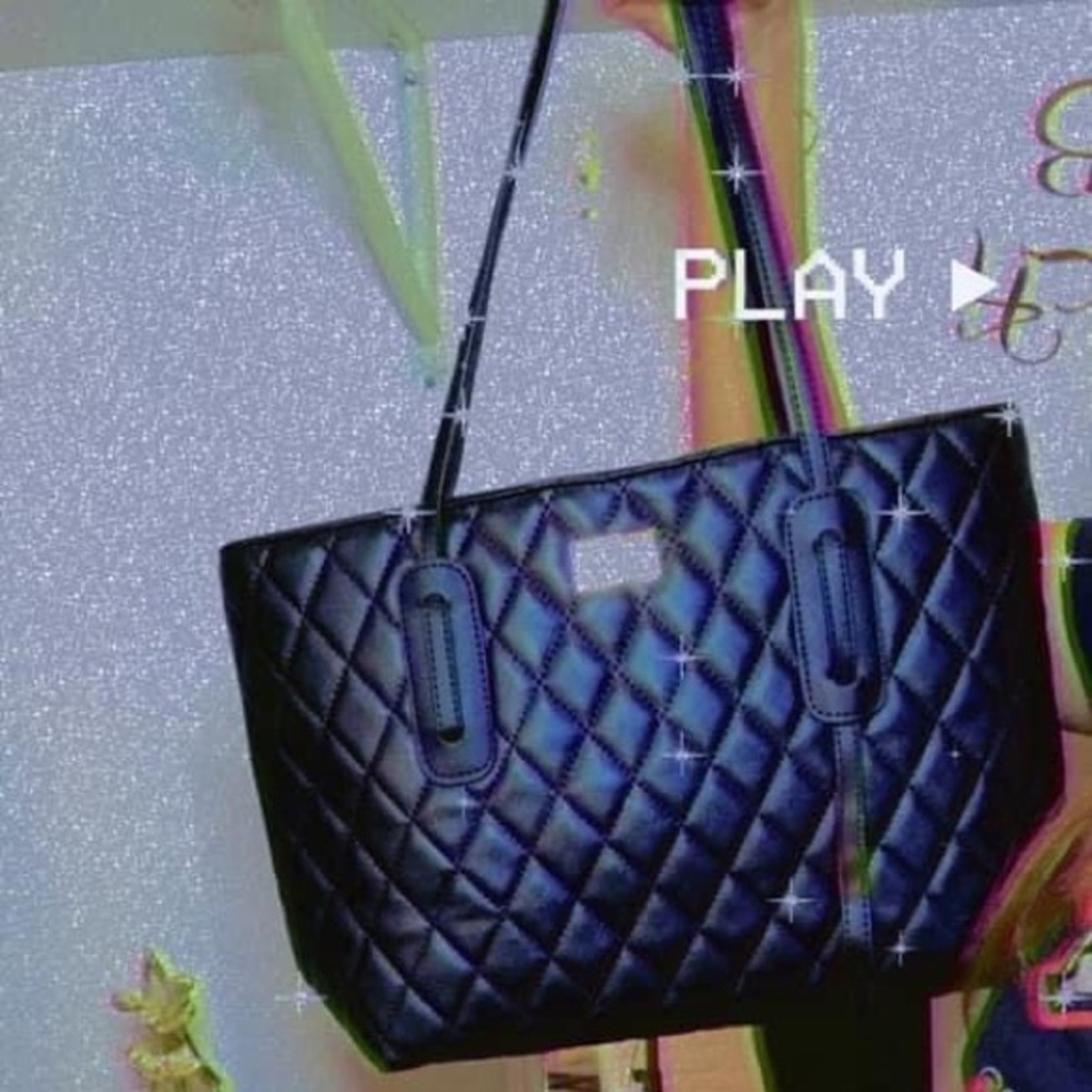 Black tote purse